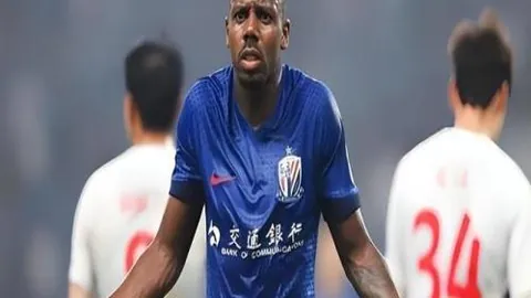 对比乌克兰超级联赛与英超联赛转播片头风格