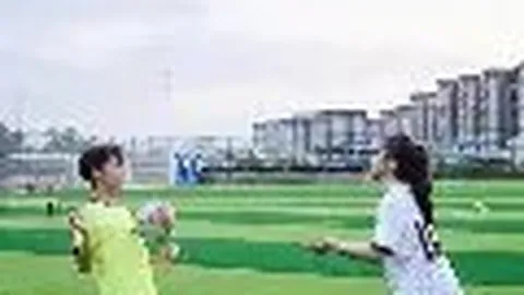 “战鼓擂响！赛前国歌嘹亮，国足首发11将同声高唱国歌”