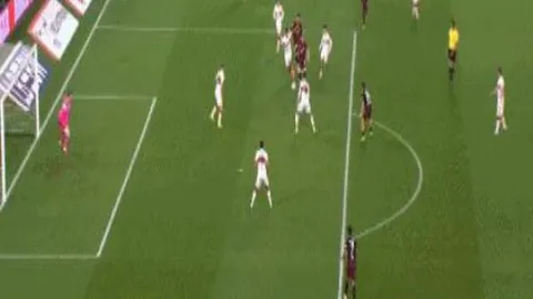 北京男篮连遭败绩，外援状态不佳命中率低，范子铭错失空篮良机，排名跌出前八